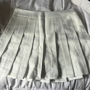 White pleated skirt with zipper on the back
